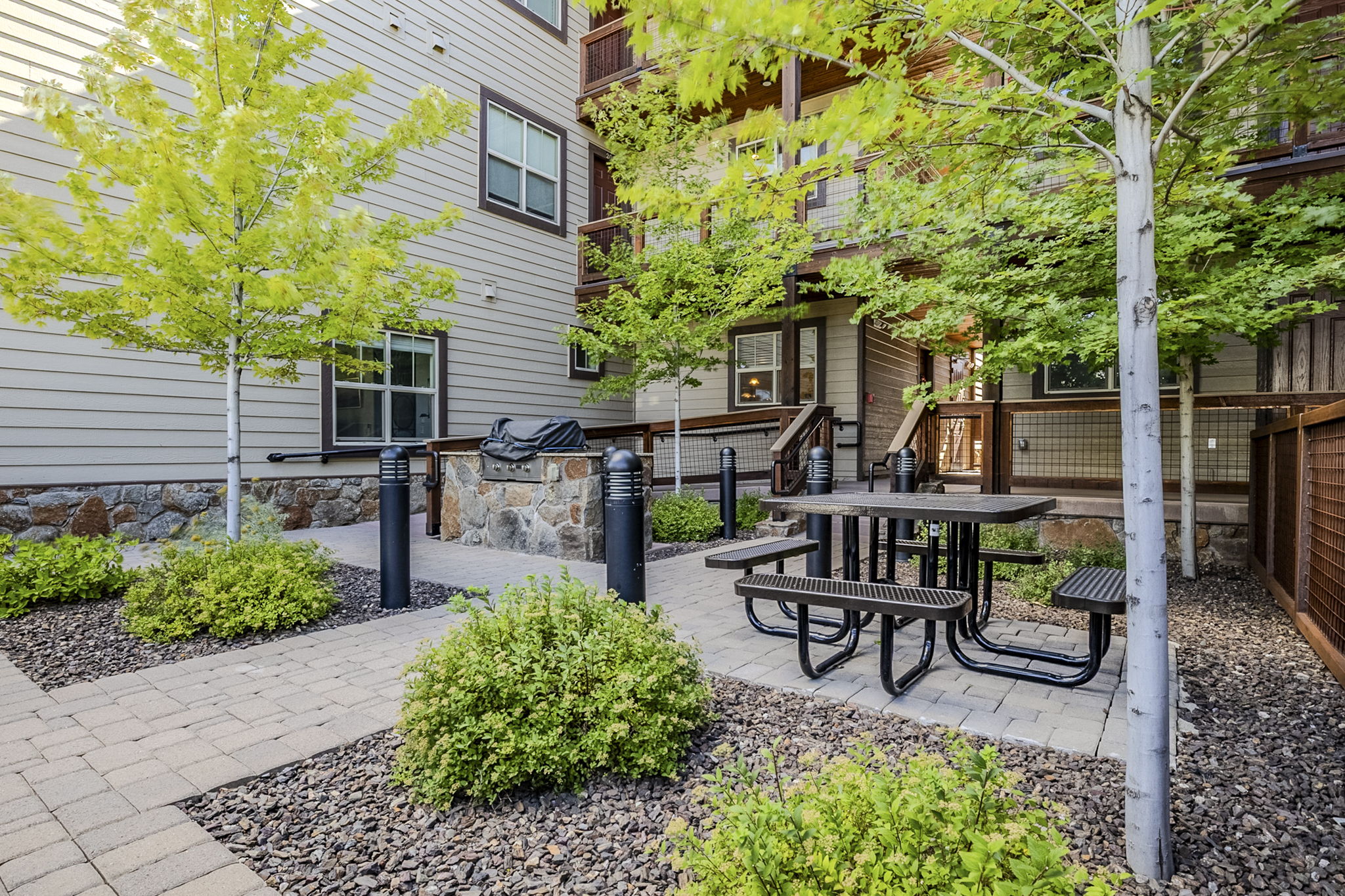 Dale Ave — exterior courtyard