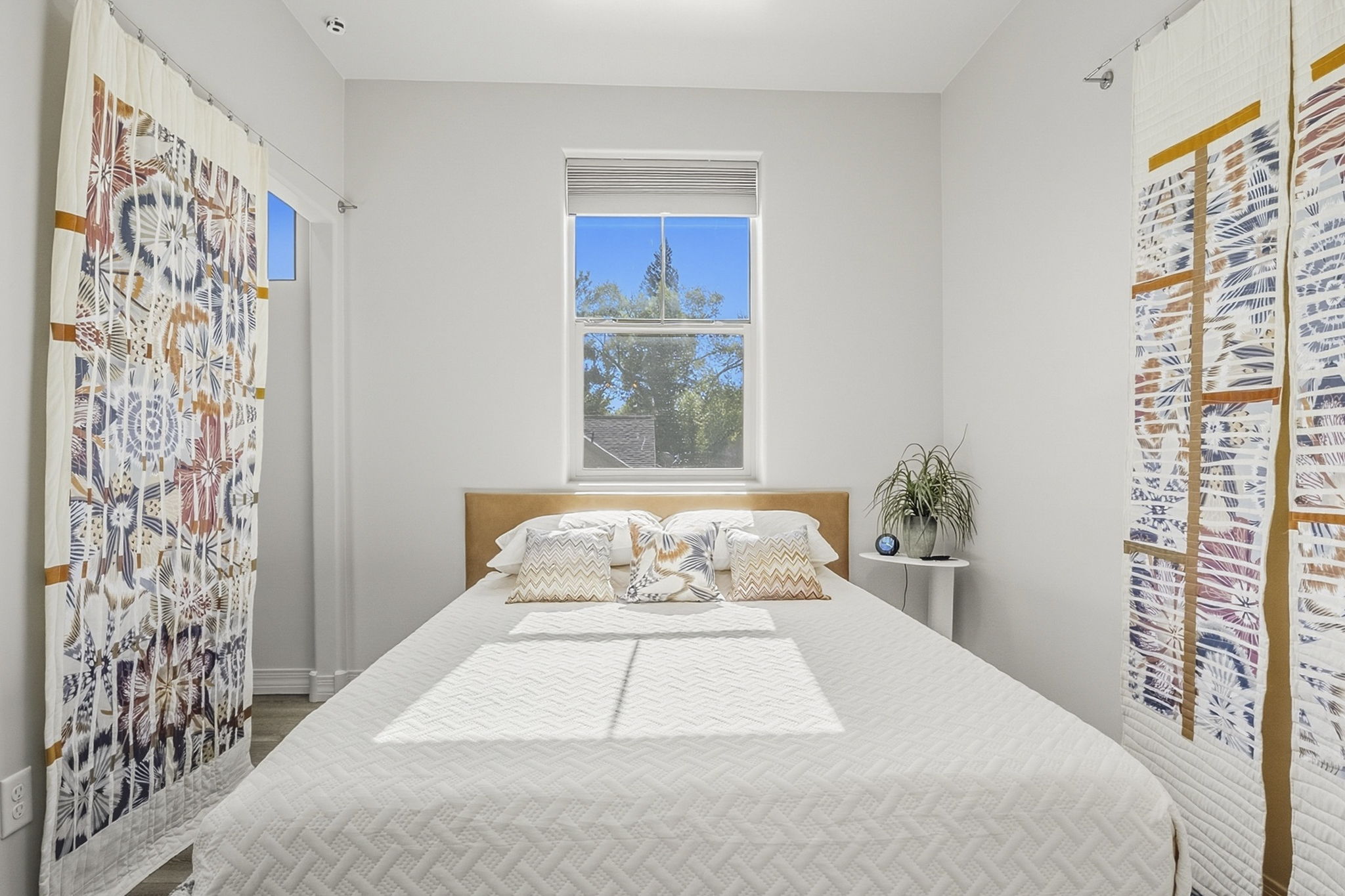 Dale Ave — room